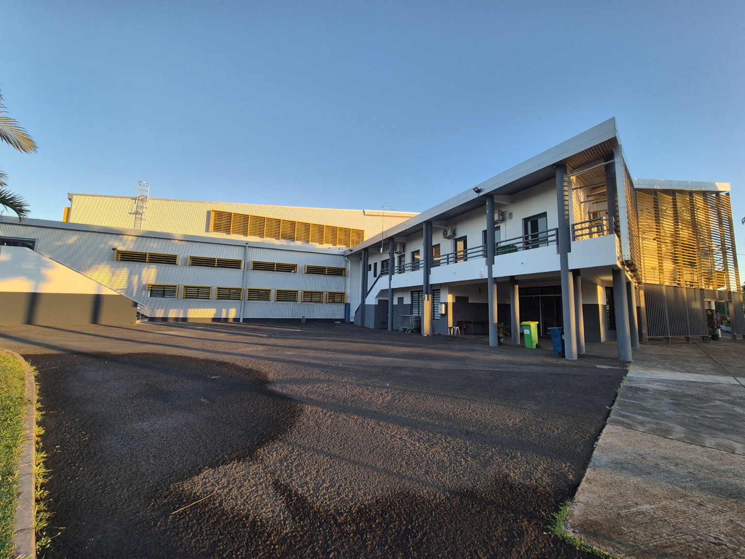 Vue depuis la cour du même chantier, avec les menuiseries en façade et le bâtiment en retour.