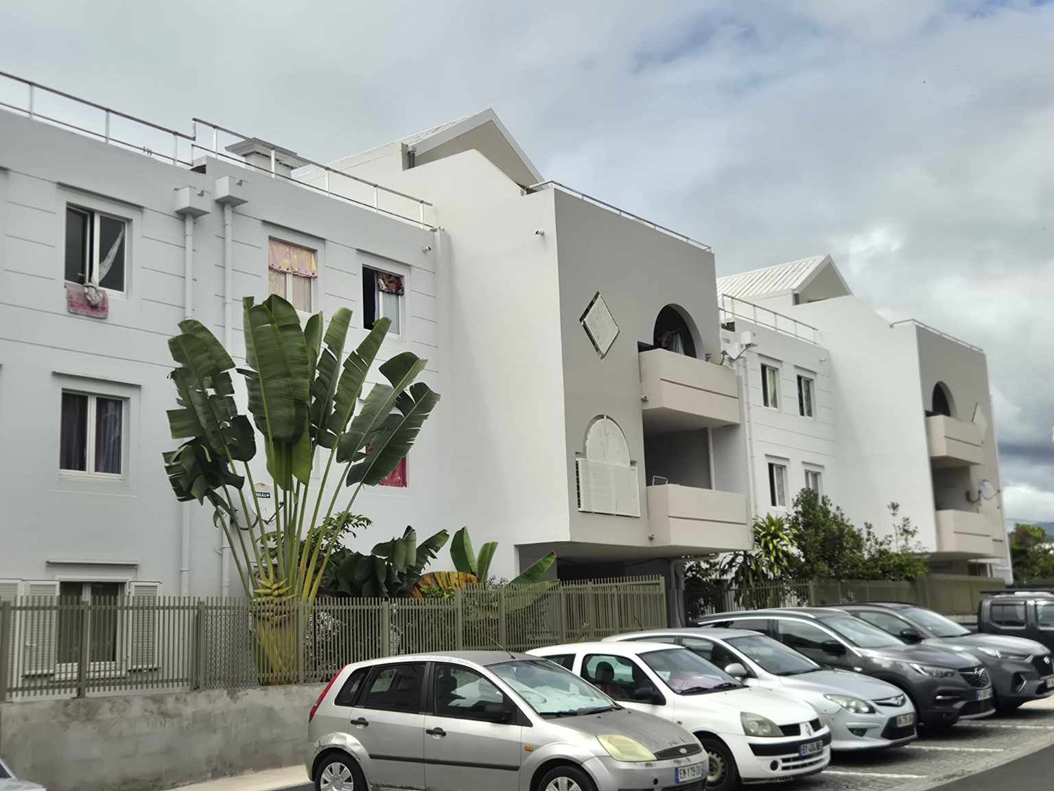 Vue de la résidence du groupe SIDR et de ses fenêtres en façade, sur un chantier de pose de menuiseries aluminium.
